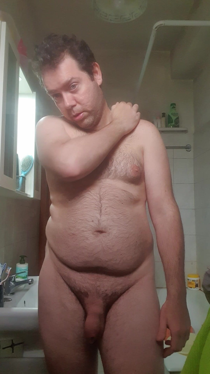 Mirko2589: Tutto nudo in casa