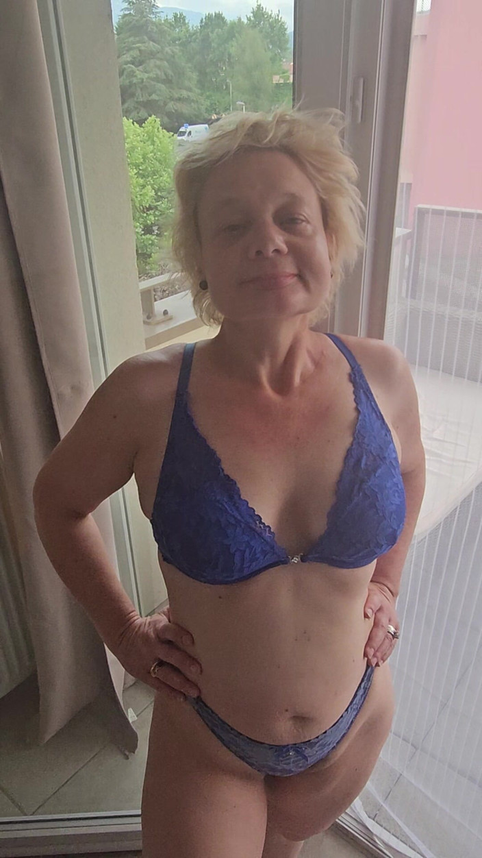 Sofy13: Ahoj, konečně jsem zpátky, tvoje promiskuitní a promiskuitní MILF má...