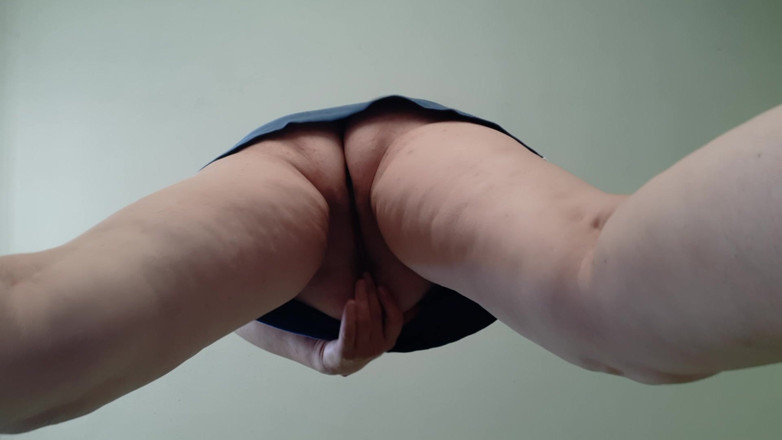 Lesbian-candys: Sekretarka ryzykowna masturbuje się w biurze, podczas gdy jej szef...