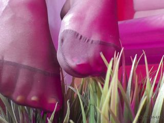 Mistress Legs: Nylonowe wzmocnione palce bawią się sztuczną trawą