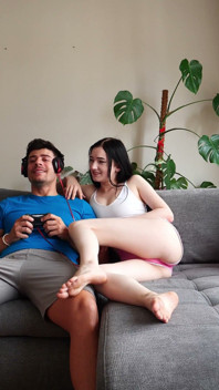 Creampie anal coquin pour une petite salope, gorge profonde, cul à bouche
