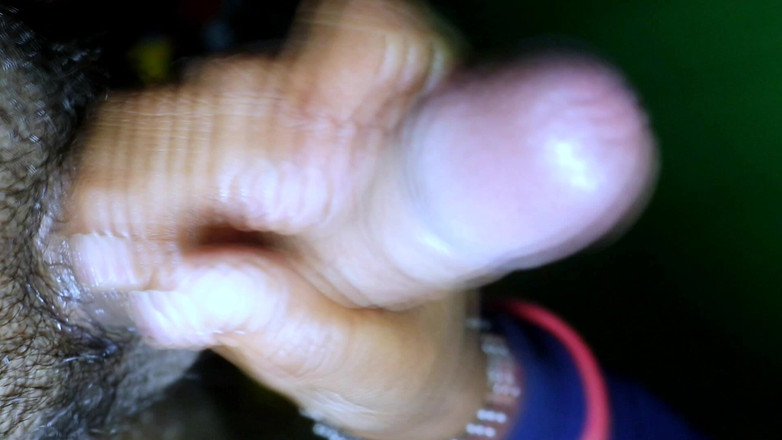 Rakul008: Hermanastra se masturba y chupa la polla durante ver Netflix...