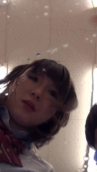 Dvě japonské dívky, Mio Shinozaki a Himari Ogawa, na tebe plivají a kouří ti špatný dech do obličeje
