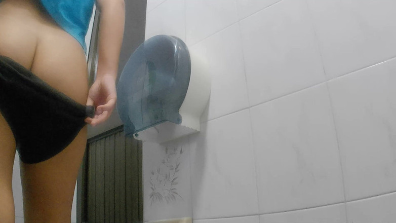pampammedallo: Gadis atletis kencing di kamar mandi umum