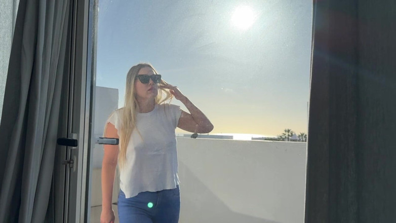 Emma Voyeur: Ragazza Bloccata Sul Balcone E Ha Dovuto Bagnare I Jeans