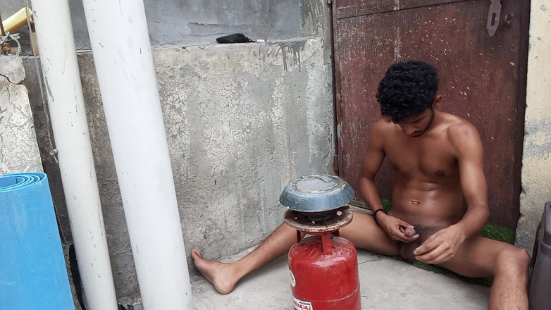 Curlyboy: 印度男孩在露台上做饭时裸体大师高潮