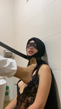 가슴을 거칠게 때리고, 벨트와 얼음 놀이