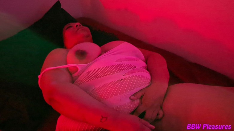 BBW Pleasures: Koi мастурбирует в клубе