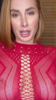 Tus esposas cierran los ojos y Paige Turnah se burla de ti con su coño y luego te chupa la polla para agradecer