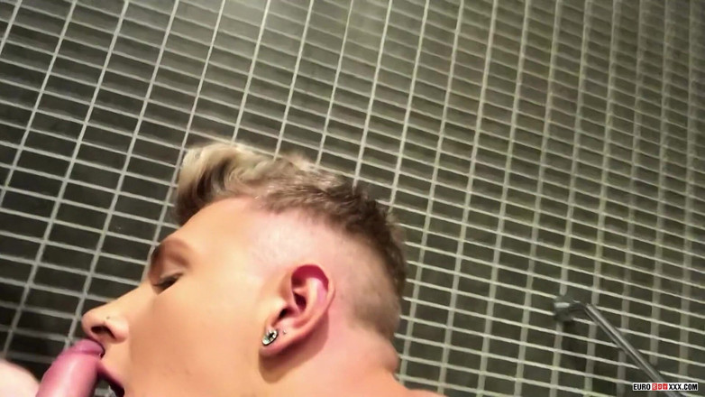 Euro boy xxx: Симпатичную маленькую плюшку трахают