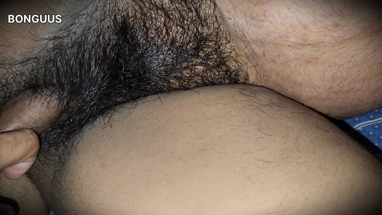 Riya Bonguus: Tante india berbagi ranjang saat suaminya lagi ngentot memek berbulunya...