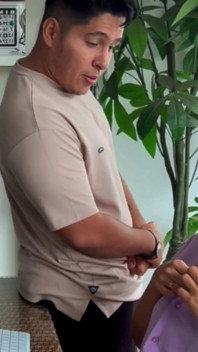 Isteri masuk ke pejabat saya dan bertemu dengan setiausaha saya