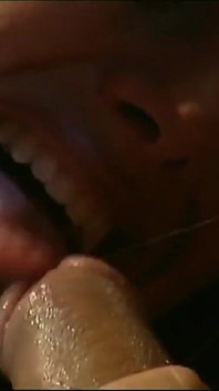 Valentina Velasques et Sarah James sont des cougars sexy tatouées et de petits seins naturels se font baiser la chatte et se font remplir la bouche