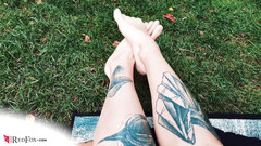 Alena German: Sexy nohy venku na trávě - foot fetiš