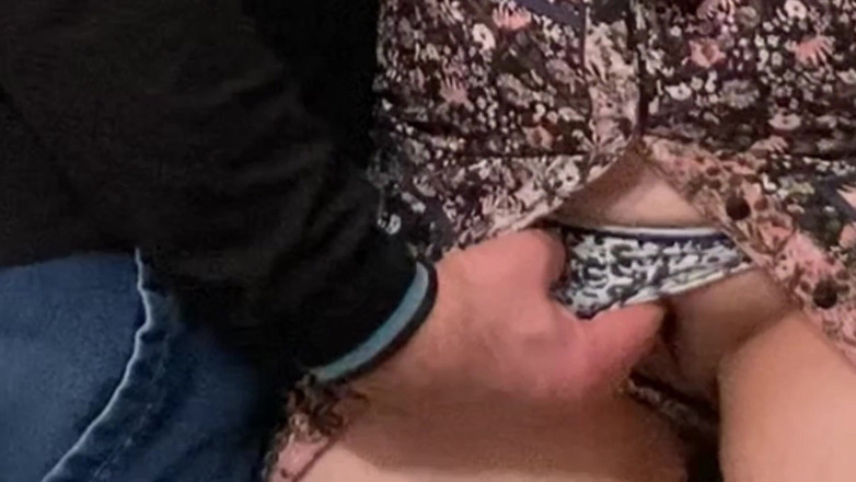 Niki studio: Mâna unui străin sub fusta mea. El a atins pizda în...