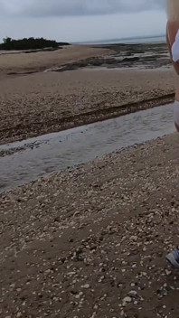 Spogliarsi nuda e camminare in spiaggia