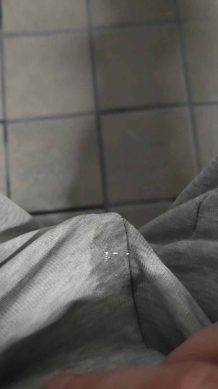 TwinkFelix: おしっこをして興奮しすぎて足が震え始めました