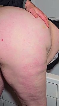 Nevlastní Sestra Přistižena Při Masturbaci S Kočkou - Žhavý Sex Skončil