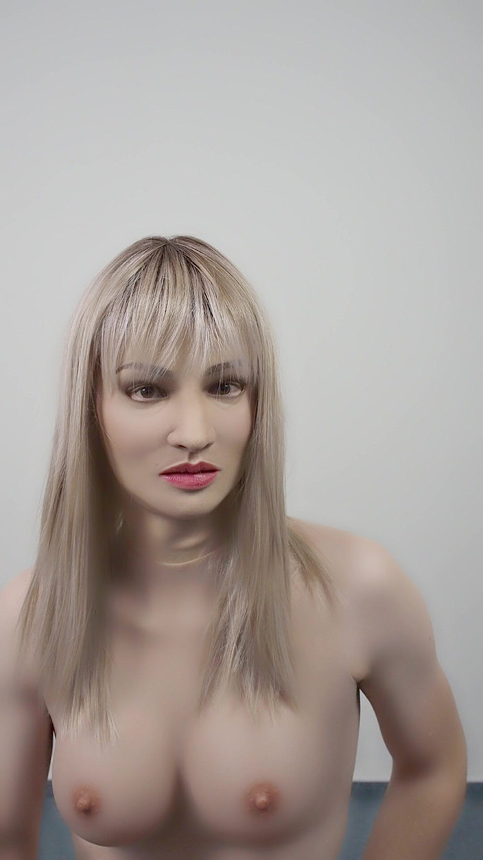 Nicole Nicolette: In mostra le mie tette con calze e butt plug