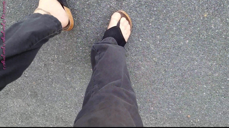Carmen_Nylonjunge: Pedal Memompa dengan Sandal ** Nilonfeet **