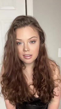 MILF Domme v kožených děvkách ze svého sissyho chlapce hraní rolí