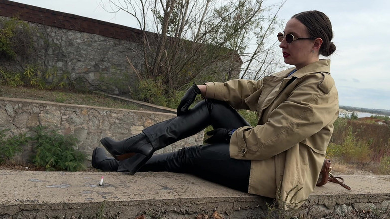 Hottie goddess: Fum seducător cu scuipat