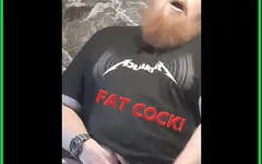Chico gordo con una polla gorda gime y se corre sobre sí mismo