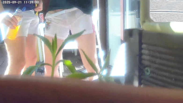AmateurBoysPissing: 红发男孩试图在一个躲着他的室友的瓶子里撒尿。被抓包，最后在水上运动和口交挑逗