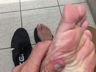 Manly foot: Om någon inte kommer tillbe mina fötter idag antar jag...