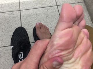 Manly foot: Dacă cineva nu vine să-mi venereze picioarele astăzi, cred că...