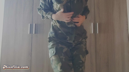 Miss Filia: MILFka ve vojenské uniformě striptýz tančí, ukazuje prdel a kundičku