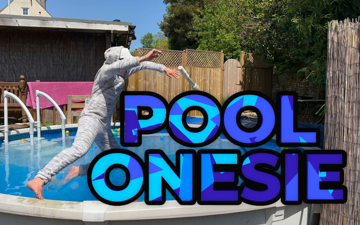 Wamgirlx: Onesie Wetlook di kolam renang