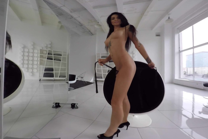 StasyQVR: Dopasuj wytatuowaną brunetka seksowny striptiz