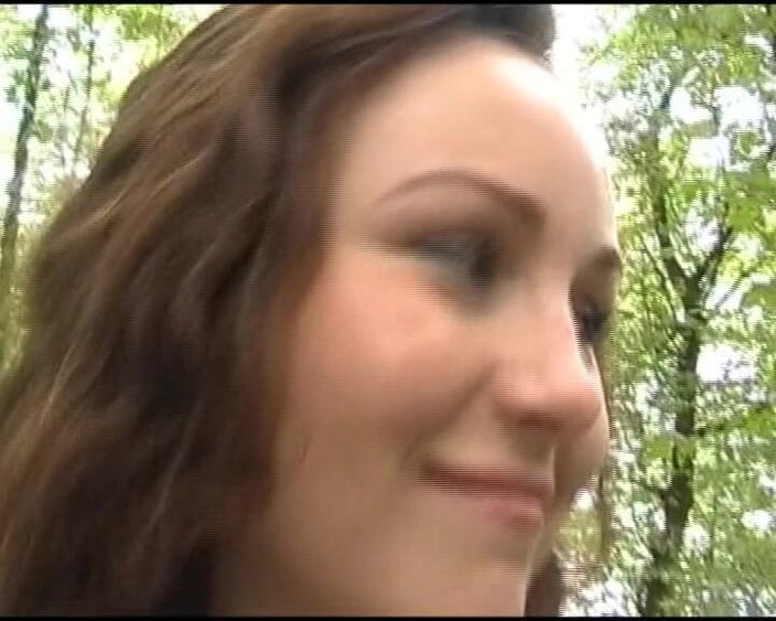 Deutsche Madchen: Duas gatas alemãs fofas brincando juntas em sessão ao ar...