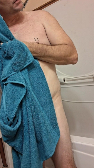 DubeSnackes: Dubesnackes, Arătând timpul, săpunind și frecându-i corpul sexy.