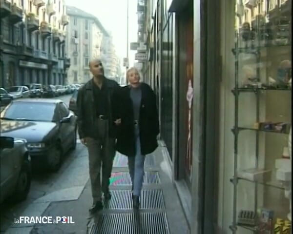 French Family Secrets: O blondă perversă este futută de doi perverși într-un sex shop