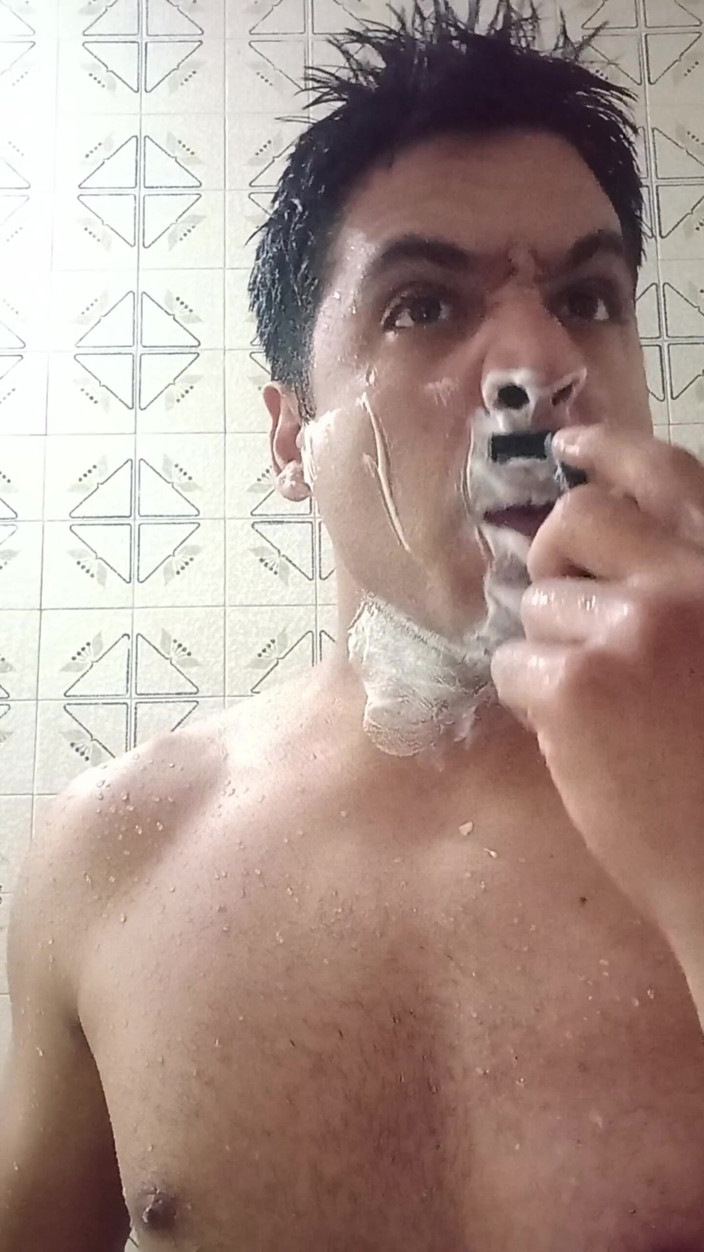 Guss: Un uomo oscuro in bagno