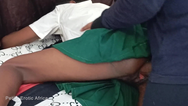 Petite Erotic Africa: Remaja eboni manis mengambil batang besar daripada ghairah