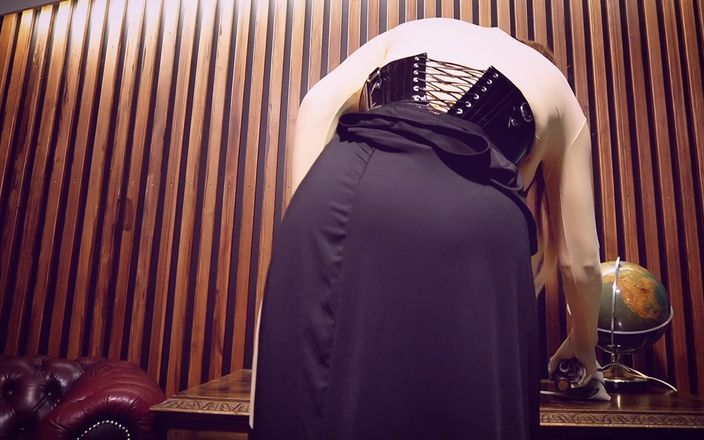 Hooded June: Poppenplezier!! Stopt het cumshot en eet
