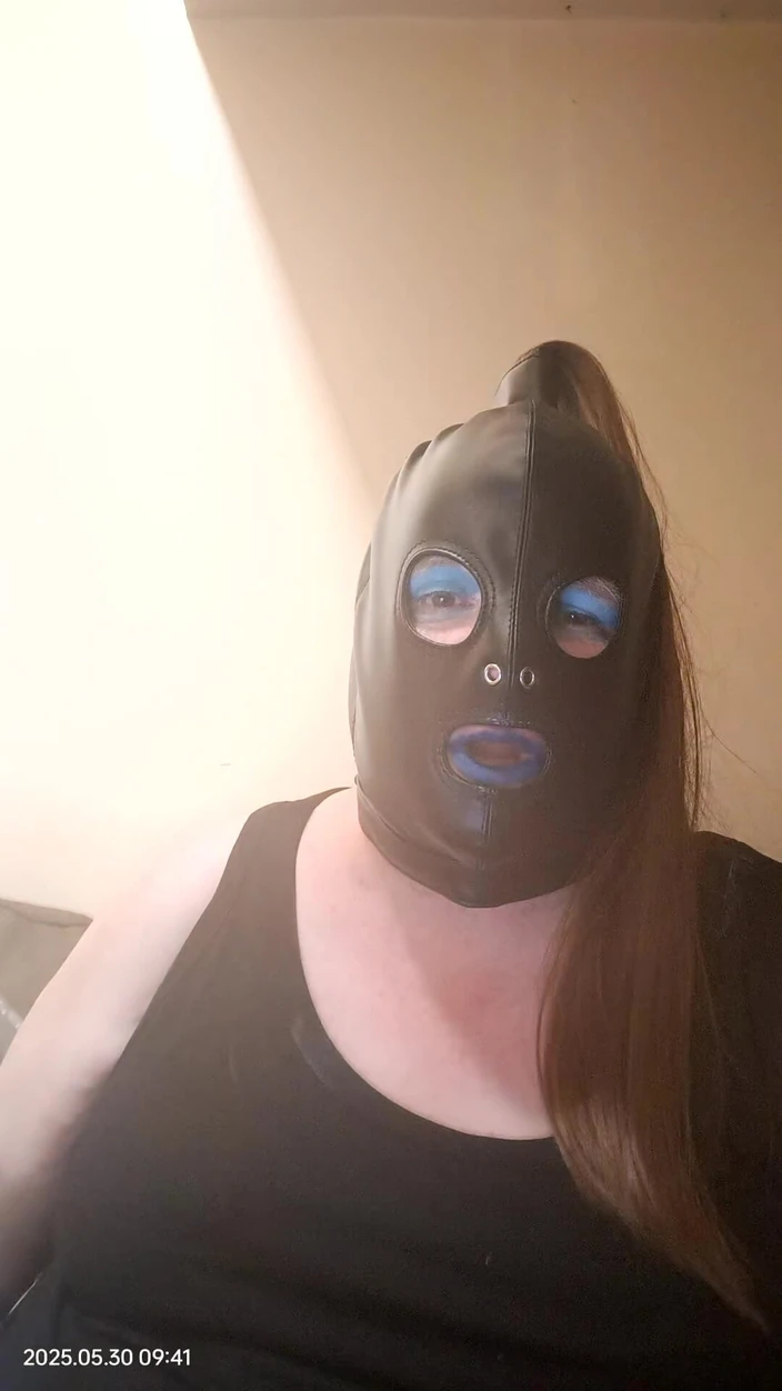 Stephanie-Nicole-TV: Cewek transeks waria ini lagi asik merokok pakai handel panjang