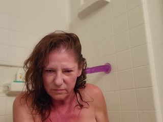 Elite lady S: Неслухняна американська мамка у ванні грає з ділдо