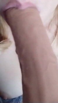 Sexy vollbusige MILF lutscht einen großen dildo - heiße solo-frau - zeitlupe