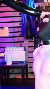 Je joue avec mon jouet : ballbusting de fin de séance avec récompense d’adoration des pieds