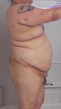 Rasage sous la douche, partie 2 : petit clito trans
