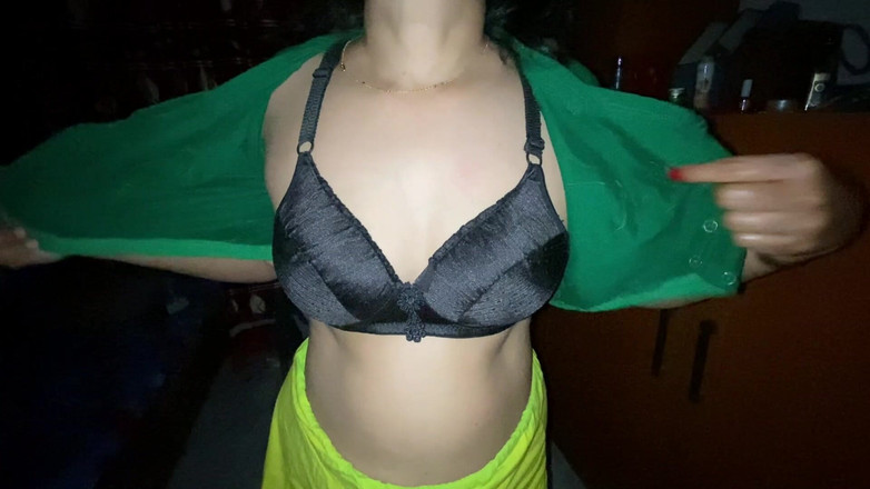 Tasnim Zara: 美しいデシの美女が外から現れ、サリーを着替えます。