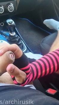 Drăguța sclipitor nu mai este virgină. șoferul de taxi se fute femboy în cur pe autostradă fără prezervative