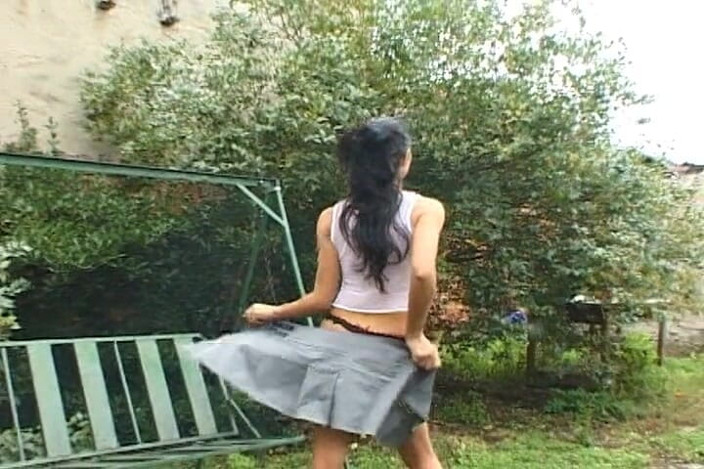 Porno kino: Perfect German Babe Plays with Her Pussy in the Park