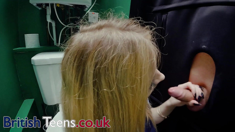 British Teens: Geile britische teen-krankenschwester lutscht schwanz am gloryhole