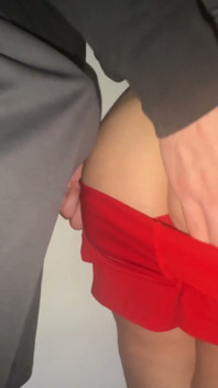 낯선 사람의 페니를 잡고 엉덩이에 사정하는 거유 소녀.