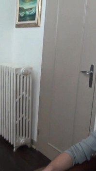 Ładna dwudziestoletnia dziwka jest pieprzona przez dwóch obcych